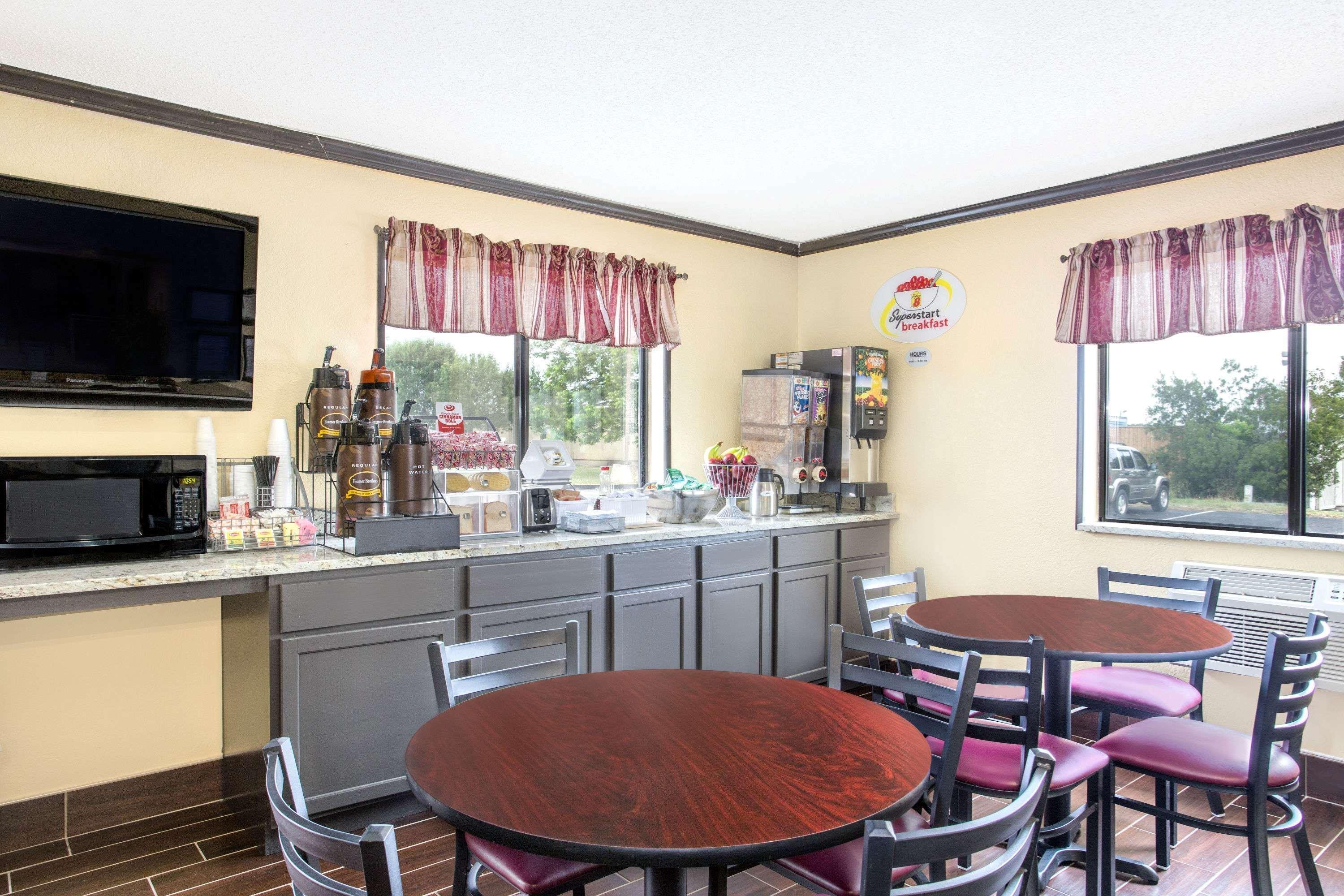 Super 8 By Wyndham Douglas Extérieur photo